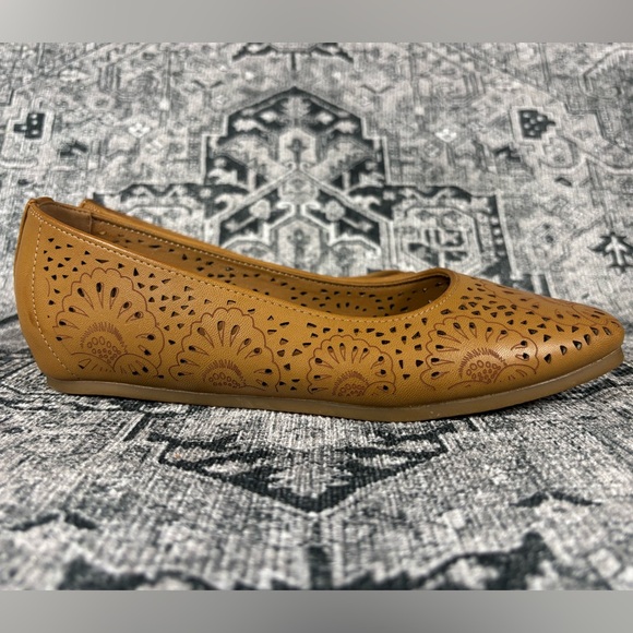 NWOT Baretraps Womens 8.5 M Ballet Flats Chestnut Chika Laser Cut Vegan Floral - Picture 2 of 7